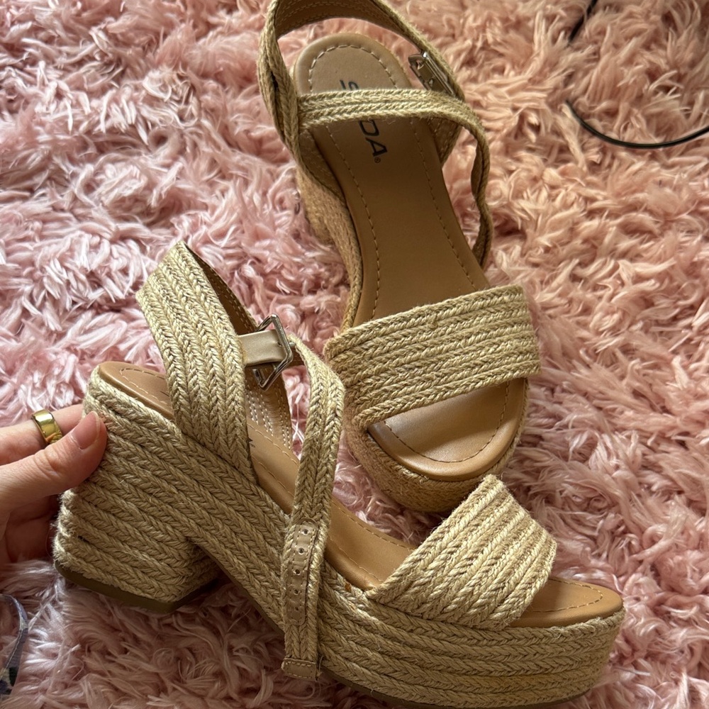 Soda buckle wedge